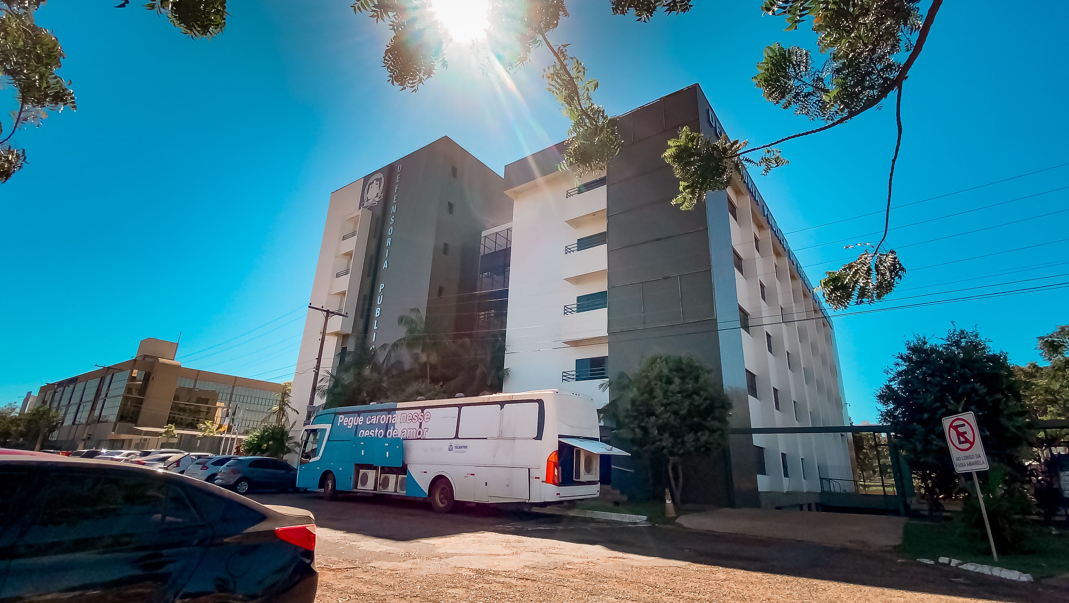 Hemocentro disponibilizou o ônibus equipado para fazer a coleta na seda da DPE