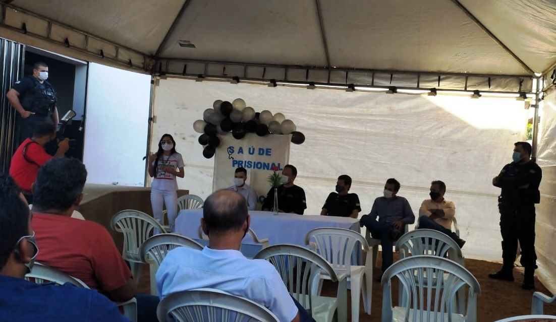 Analista jurídica da DPE-TO em Araguaçu, Stella Camargo (E), durante a solenidade de entrega do consultório odontológico