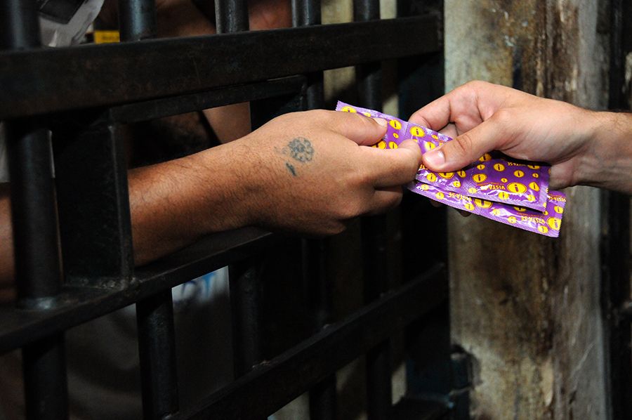Entraga de preservativos durante visita