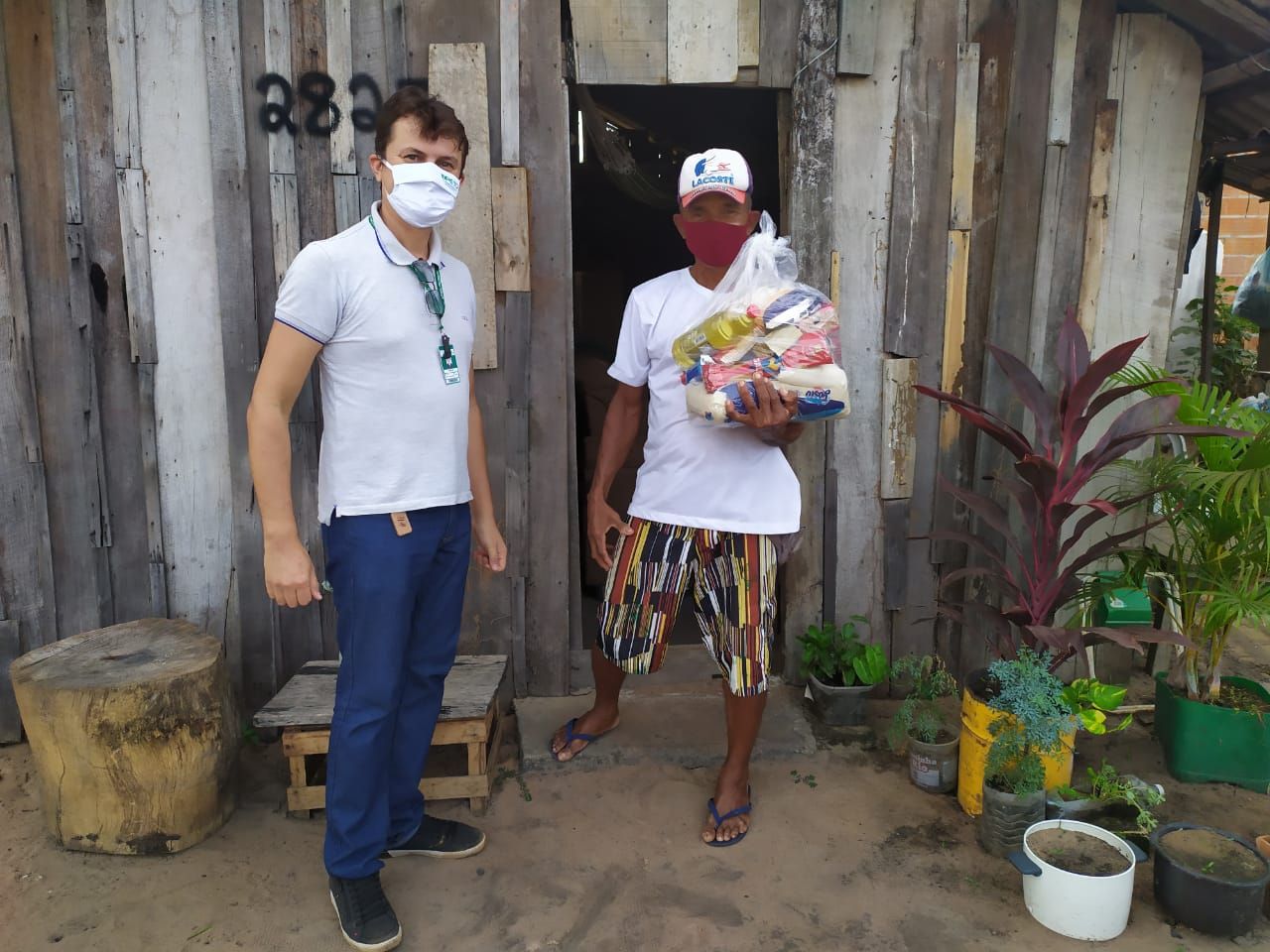 Assistida da DPE em Araguatins recebendo uma das cestas da campanha