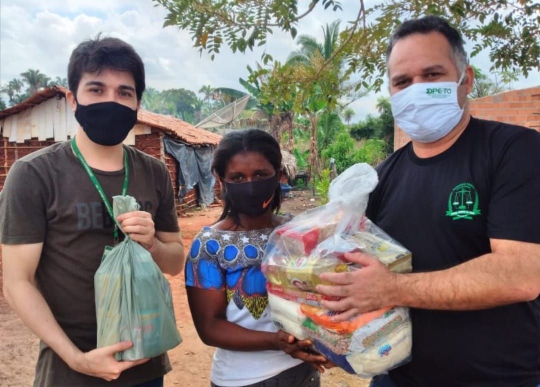 Em Tocantinópolis, a assistida da DPE recebeu as cestas do Leônidas Figueiredo (E), gerente de núcleo, e do defensor público Eliel Luiz de Macedo