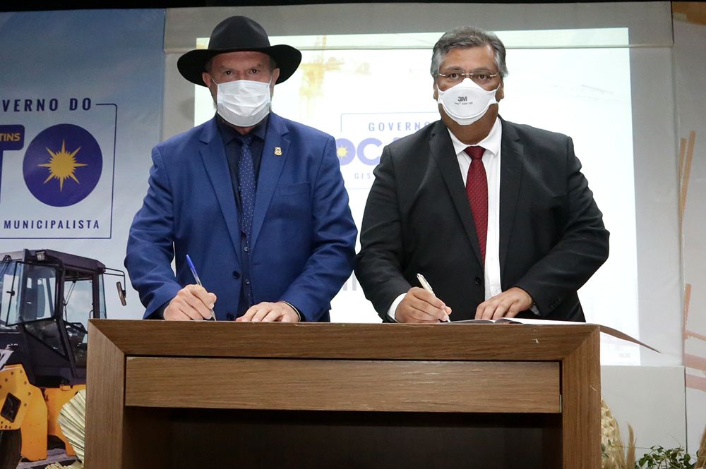 O termo foi assinado pelos governadores do Tocantins, Mauro Carlesse (E), e do Maranhão, Flávio Dino (D)