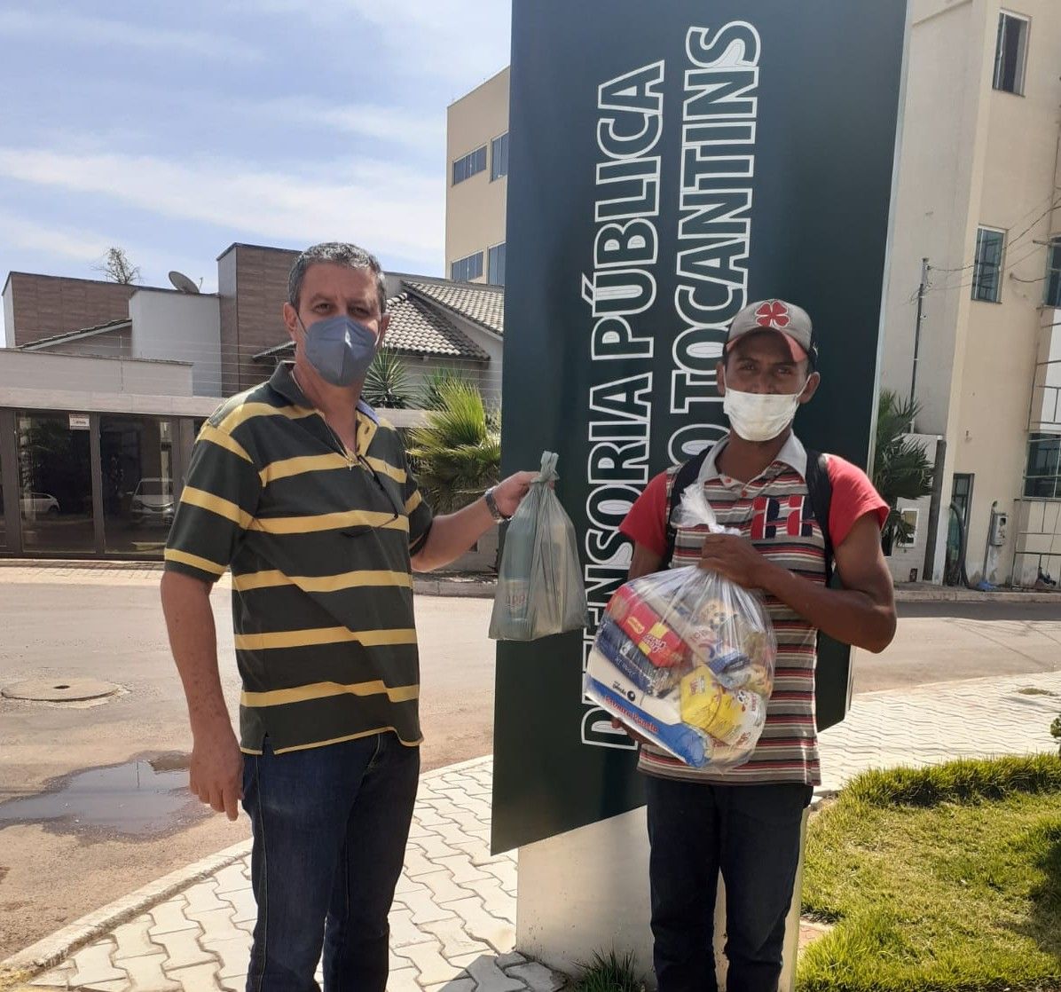 Assistido da DPE em Dianópolis com a cesta básica recebida