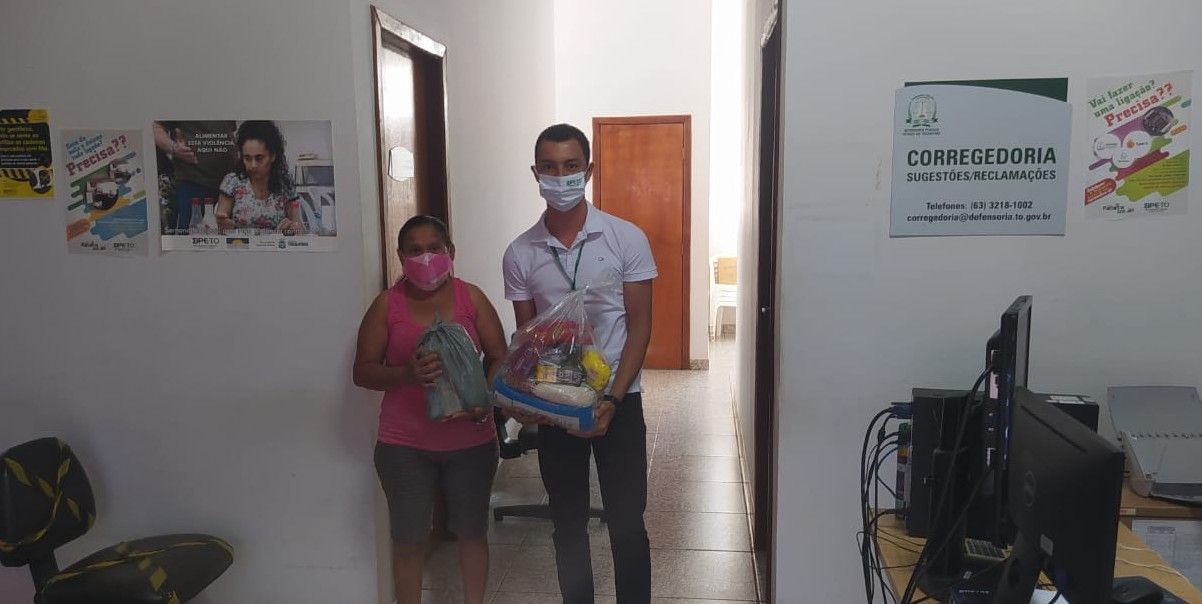 Assistida de Figueirópolis beneficiada com a cesta básica e o kit de higiene