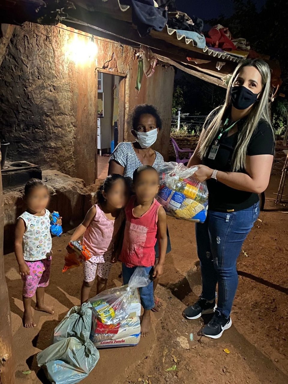 Uma das famílias de Almas beneficiada com a cesta básica