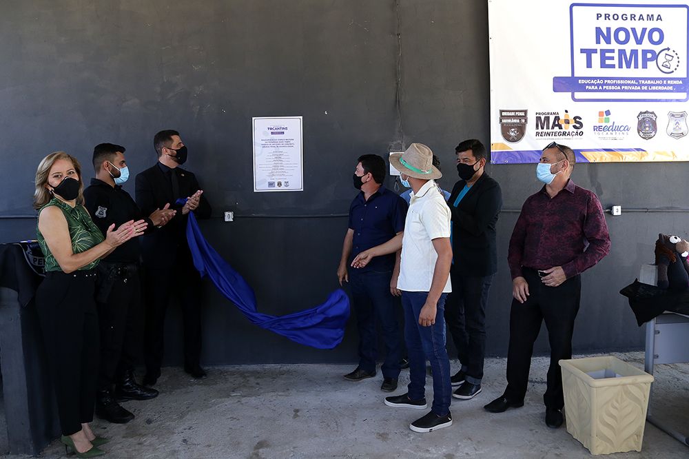 Autoridades durante inauguração do espaço multiuso em Barrolândia