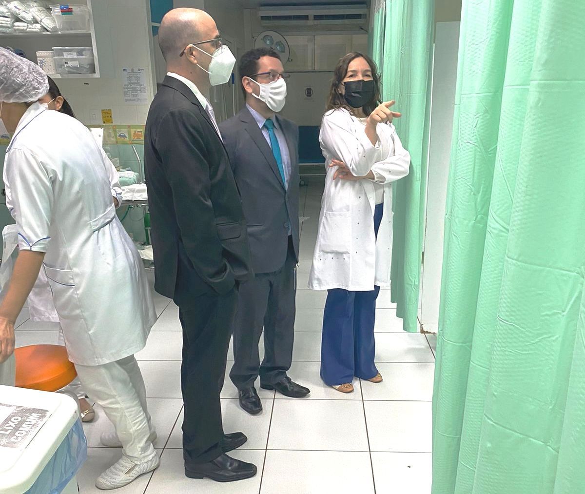 Sandro Ferreira [E] e Pablo Chaer [C] durante a vistoria no Hospital Maternidade