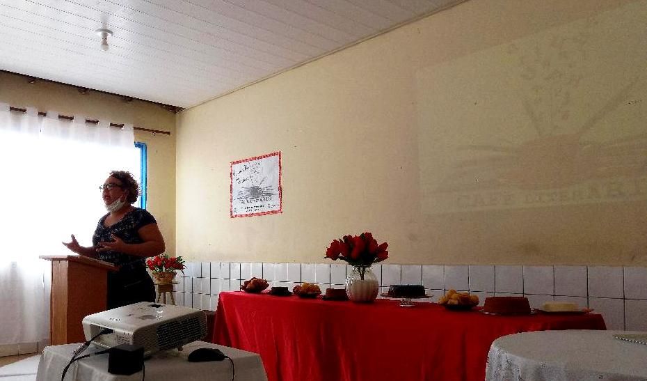 A psicóloga Nilda Belo foi responsável por ministrar a palestra organizada por profissionais da equipe multidisciplinar da DPE-TO