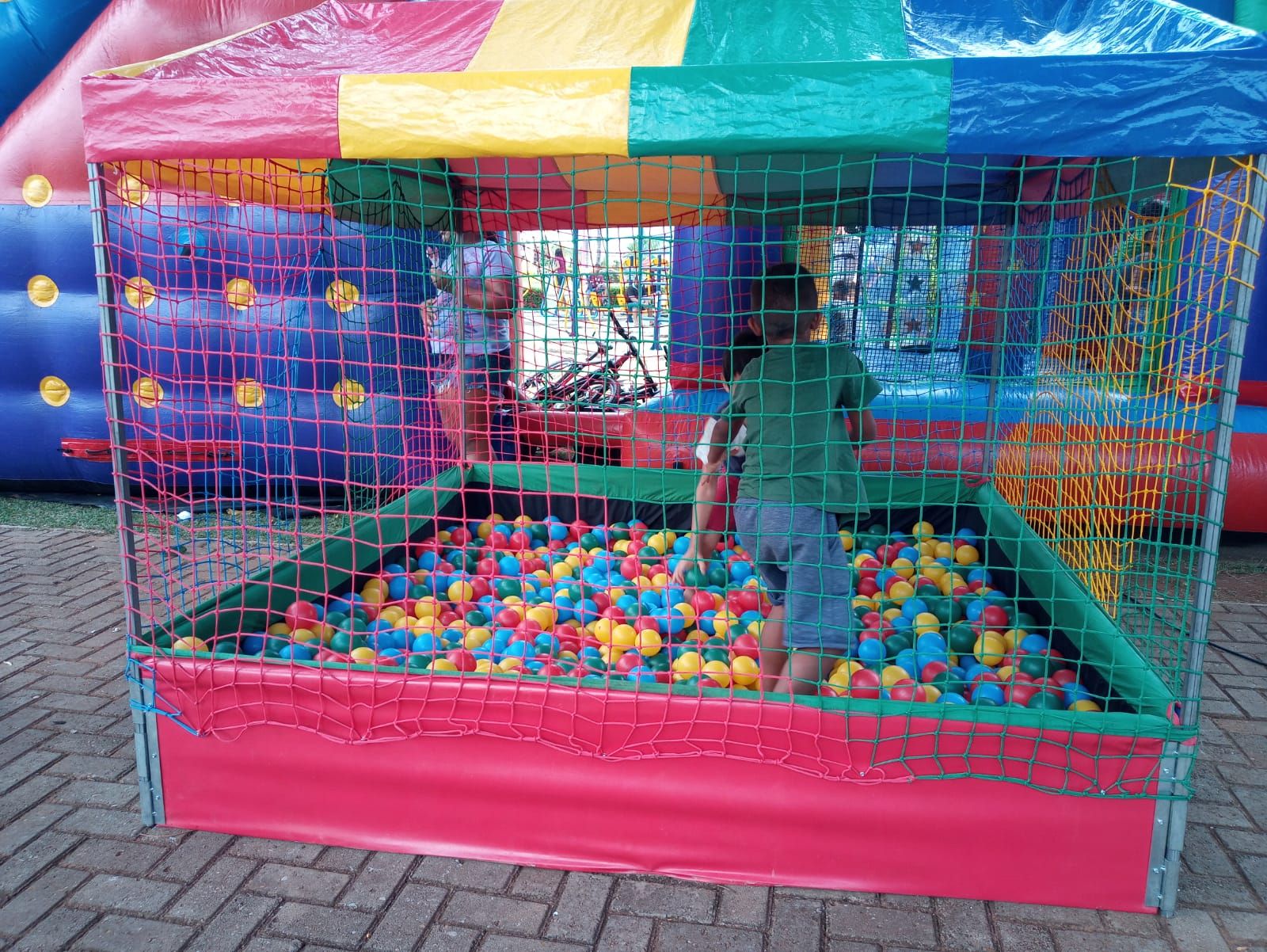 Brinquedos como a piscina de bolinhas estavam à disposição das crianças