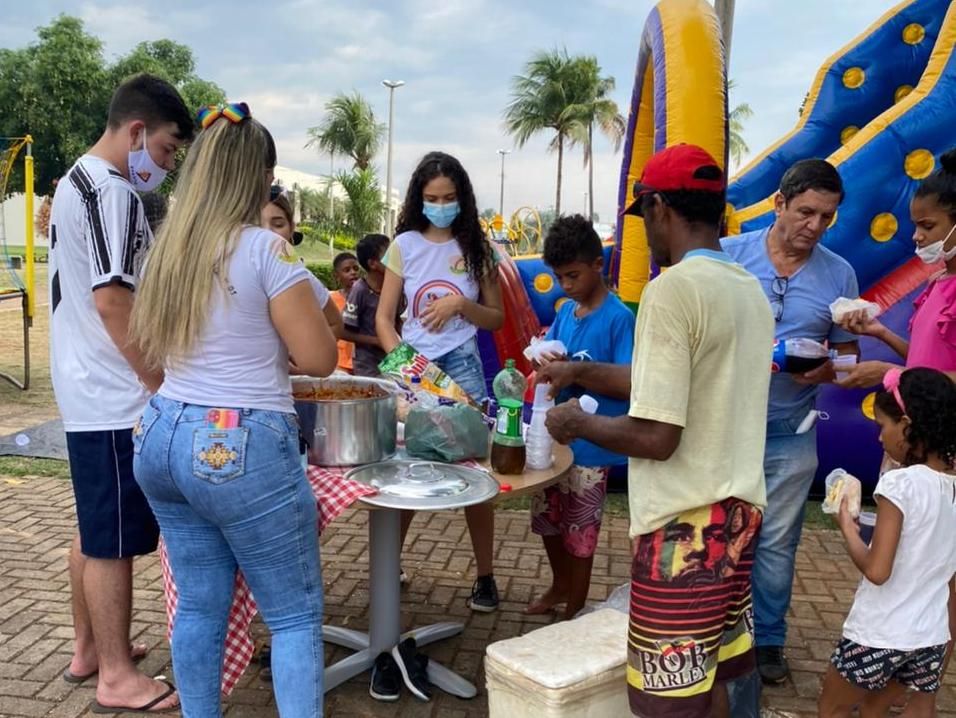 Além de brincar, também teve a hora do lanche com cachorro-quente, refrigerante, pipoca, sorvete e algodão doce