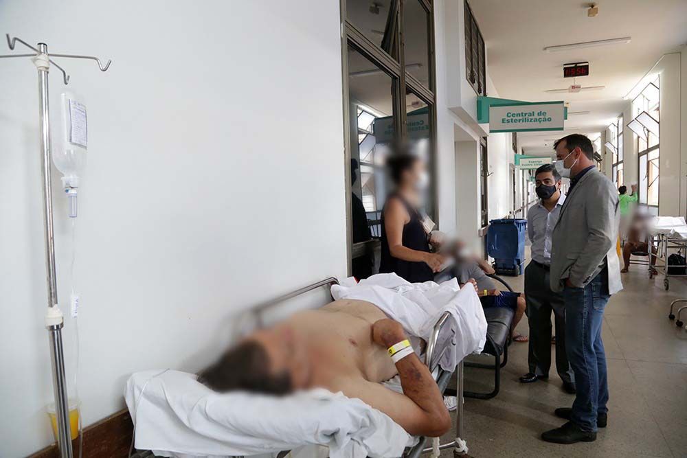 Idoso atendido no corredor do hospital