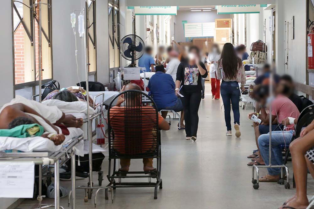 Sem leitos disponíveis, pacientes lotam corredores do hospital
