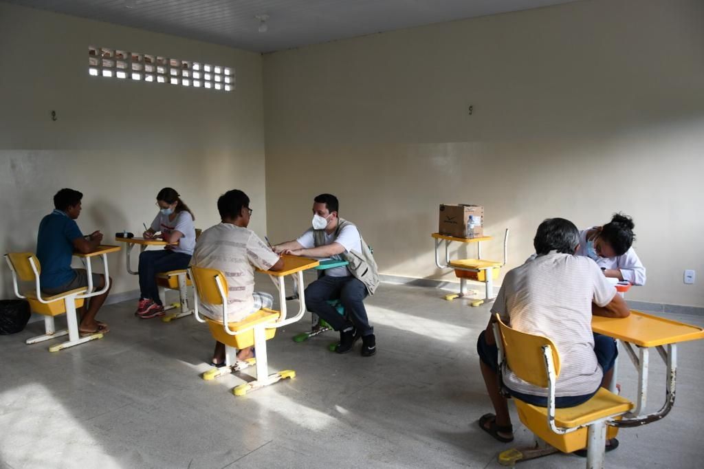 Indígenas da aldeia Xambioá, em Santa Fé do Araguaia, sendo atendidos