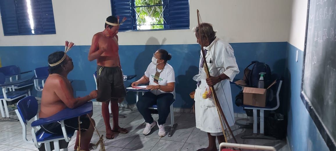 Indígenas da aldeia Cachoeira