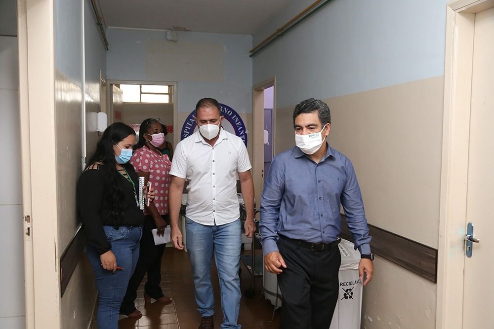 Durante visita na maternidade, foi detectada a necessidade de reparos em instalações elétricas e na estrutura física do hospital