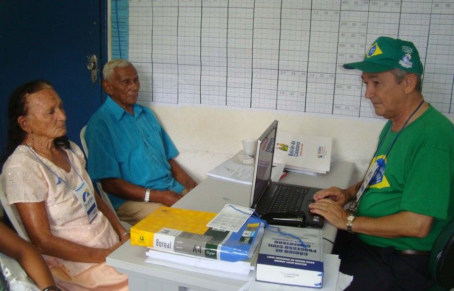 Antônio Clementino (D) em atendimento da Defensoria Pública em Augustinópolis durante ação do governo do Estado em 2009
