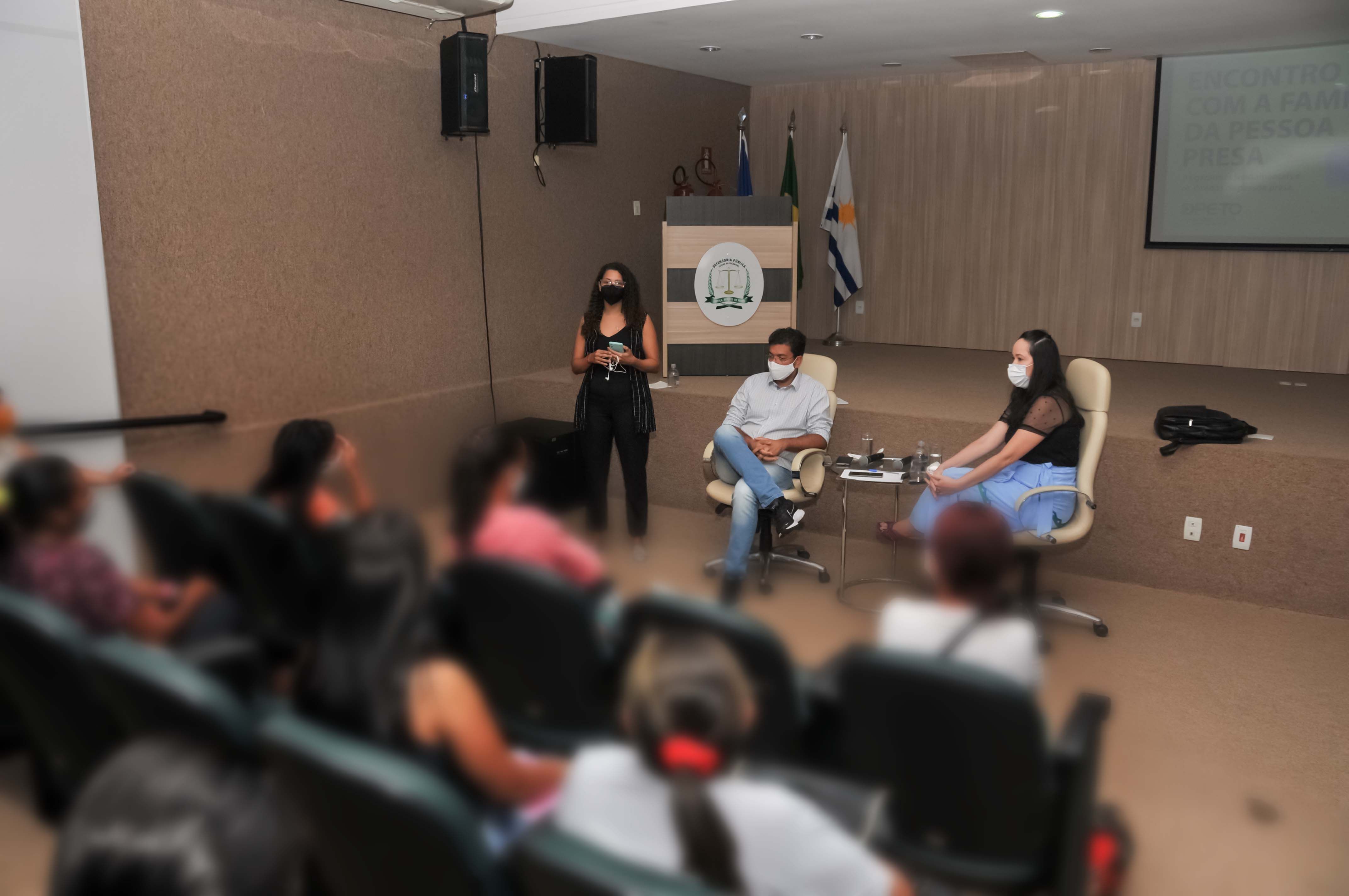 Defensora Pública Denize Souza conversou com os presentes no encontro