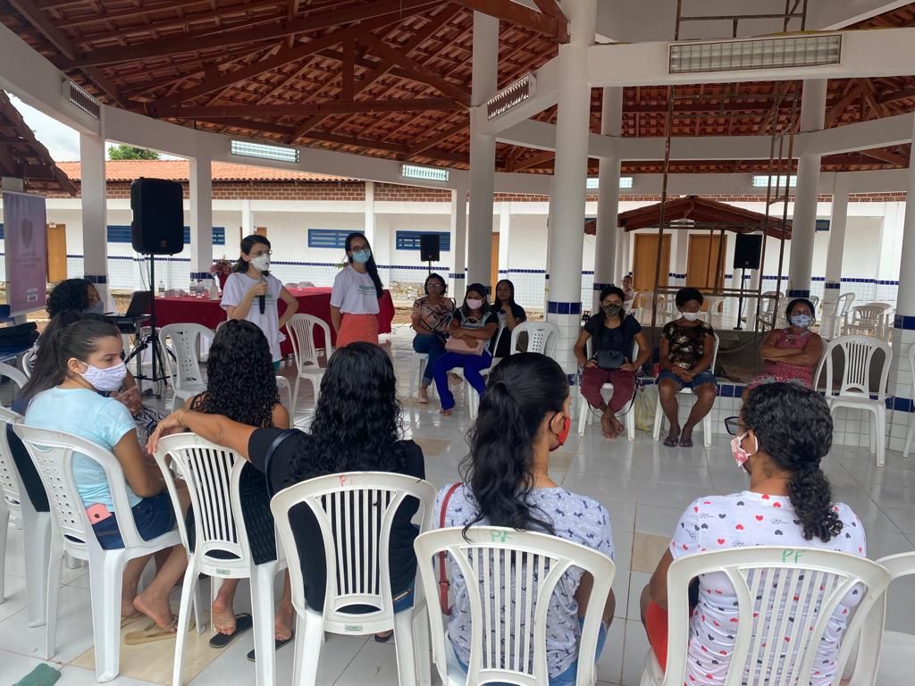 Equipe do Nudem em conversa com mulheres de Pequizeiro