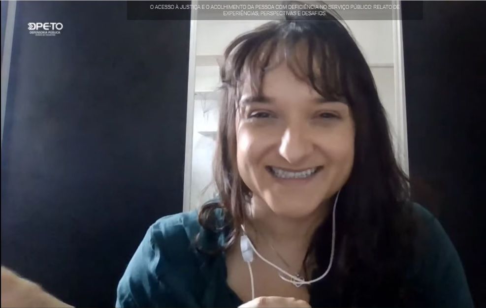 Psicóloga da DPE de São Paulo, Paula Rosana durante painel sobre o acolhimento da pessoa com deficiência no serviço público