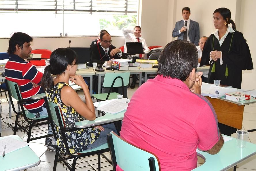 Defensora pública Cristiane Japiassú em júri.