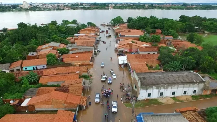 Em São Miguel do Tocantins, cheia do rio Tocantins levou a alagamento de ruas da cidade e deixou famílias desabrigadas