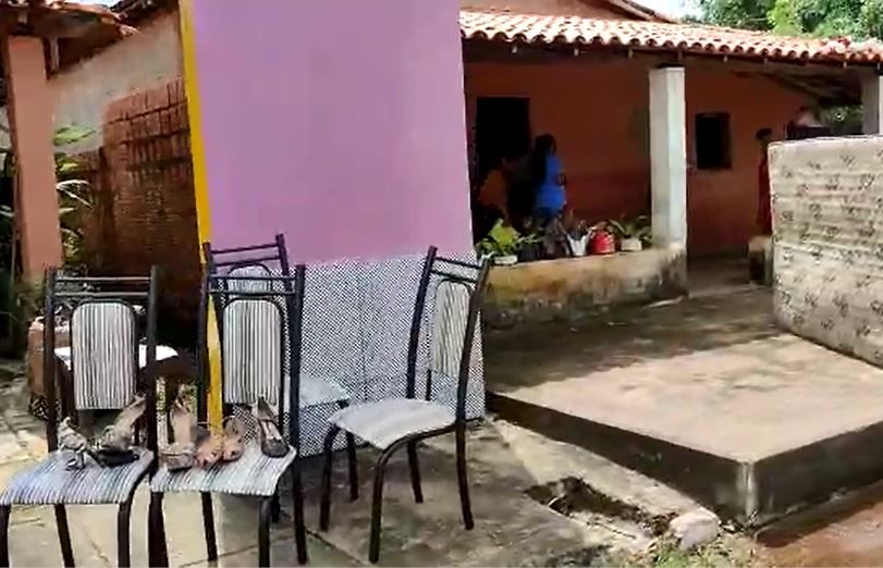 Em Itaguatins, muitos móveis ainda estão nas ruas para reorganização das casas. Muitas foram invandidas pela enchente
