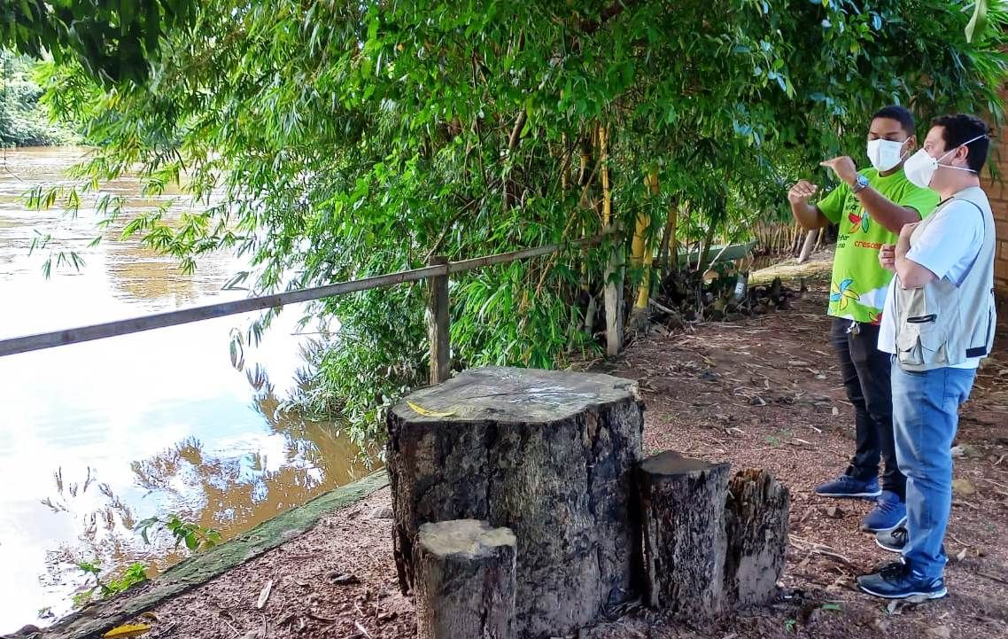 Coordenador da Defesa Civil e o Defensor Público (D) às margens do Ribeirão Lontra, em Araguanã