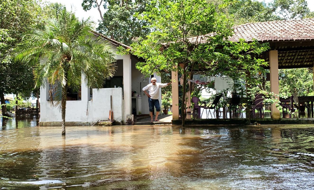 A casa do senhor Raimundo José da Silva está cercada pela água da inundação causada pela cheia do rio Formoso