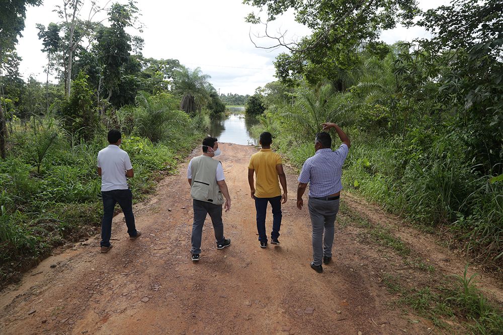 Uma das estradas vicinais que dá acesso da zona rural à cidade está alagada