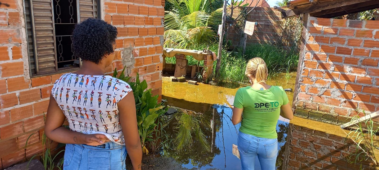 Moradora que teve casa invadida pela água ainda está com o quintal de casa alagado