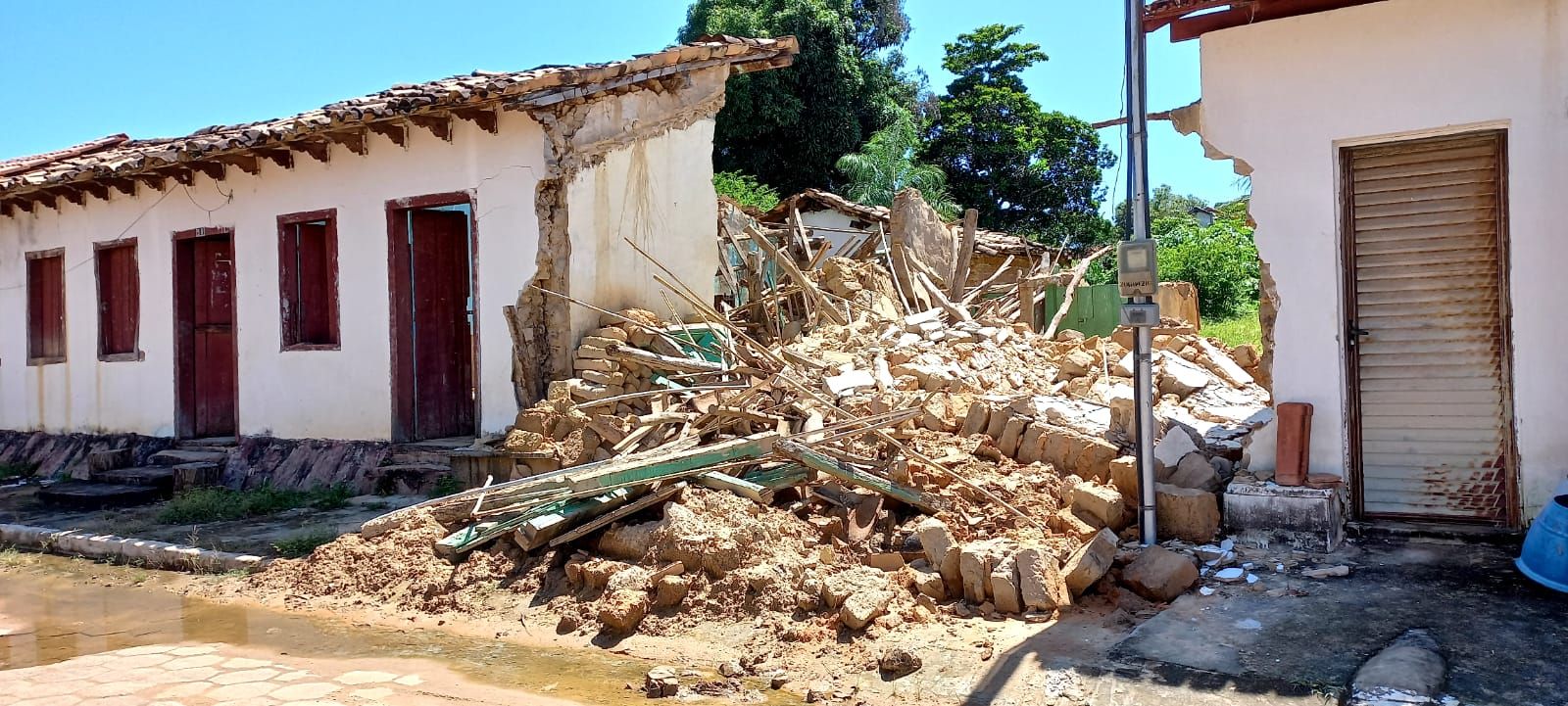 Casas do centro histórico da cidade não resistiram à quantidade de chuvas