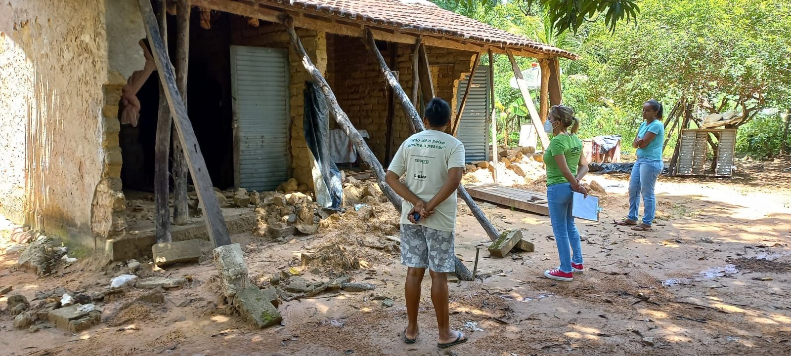 Defensora pública Letícia Amorim conversou com moradores afetados pelas chuvas