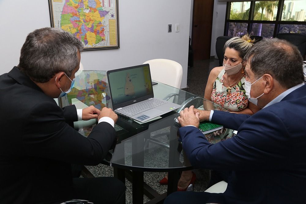 Um vídeo de apresentação do projeto dos Econúcleos foi exibido ao Secretário