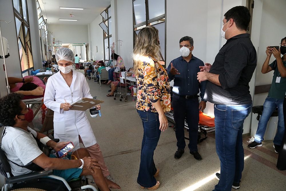 Diante da demanda, pacientes continuam ocupando o corredor enquanto esperam para fazerem procedimentos médicos
