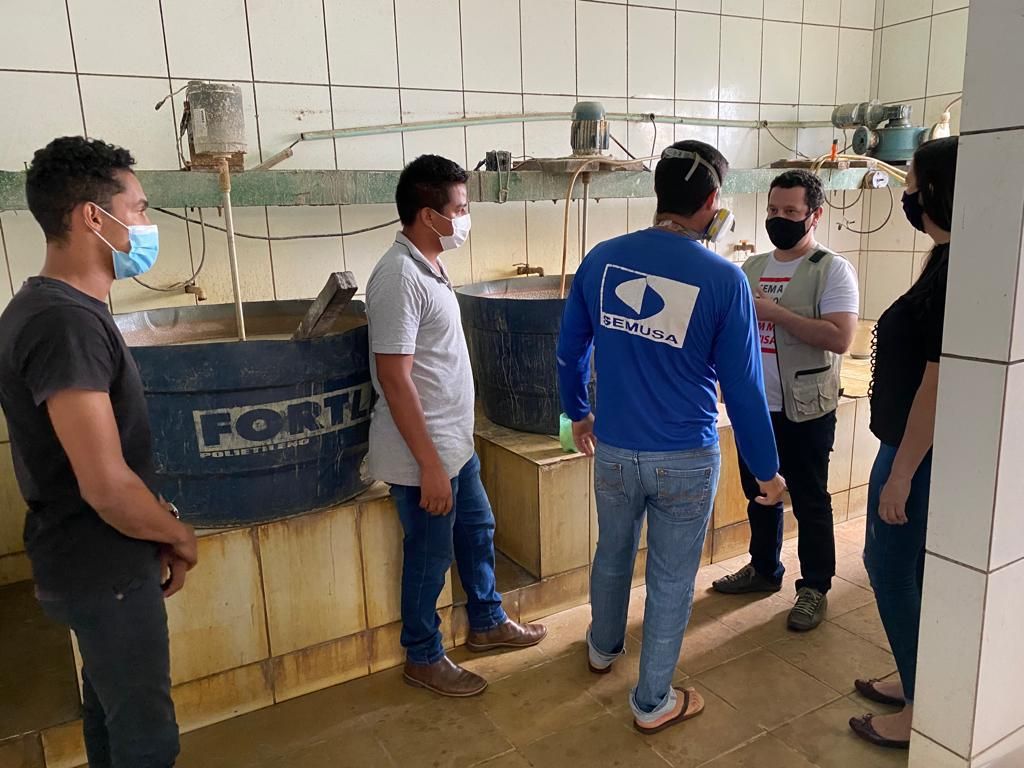 Defensor público tirou dúvidas com os técnicos que trabalham no local