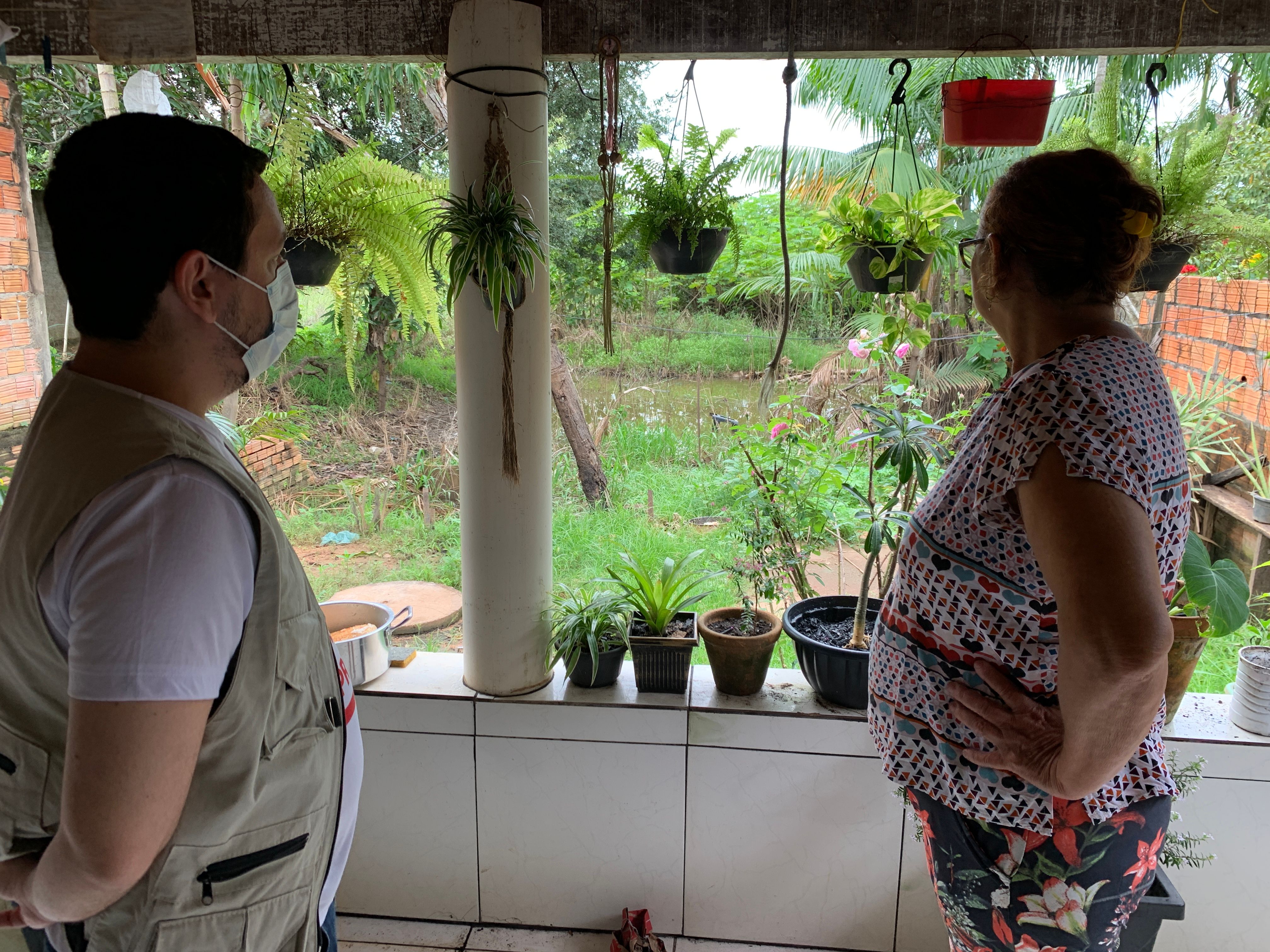 Defensor público Pablo Chaer esteve com famílias prejudicas pelas enchentes no início do ano