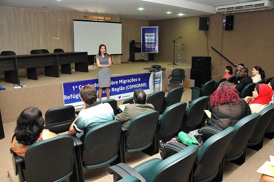 Defensora pública Elydia Leda Barros durante palestra