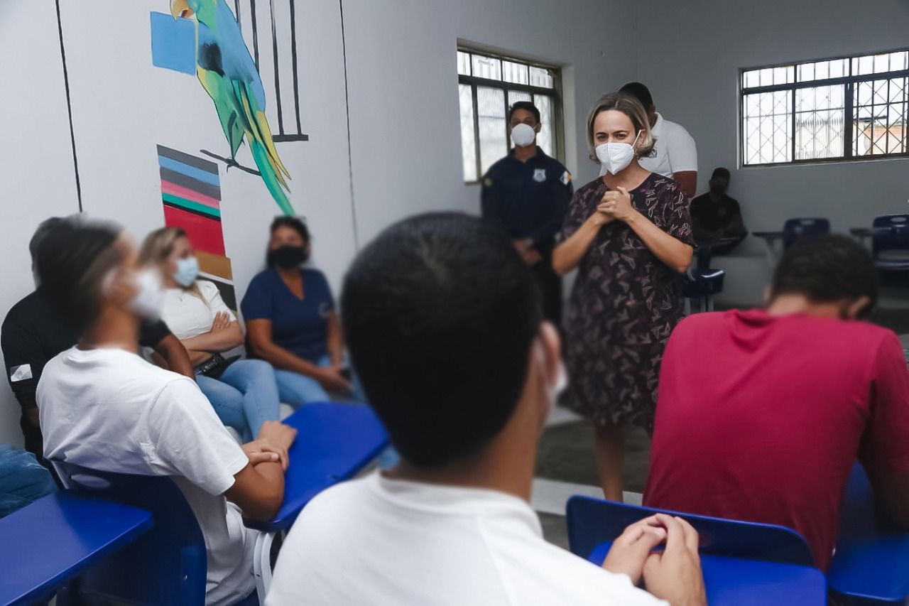 Pollyana Lopes pediu aos adolescentes que utilizassem a poesia para expor os sentimentos