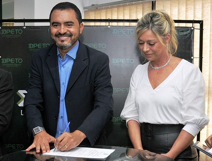 Wanderlei Barbosa com Estellamaris Postal ao sancionar a lei da data-base dos(as) servidores(as) da Instituição