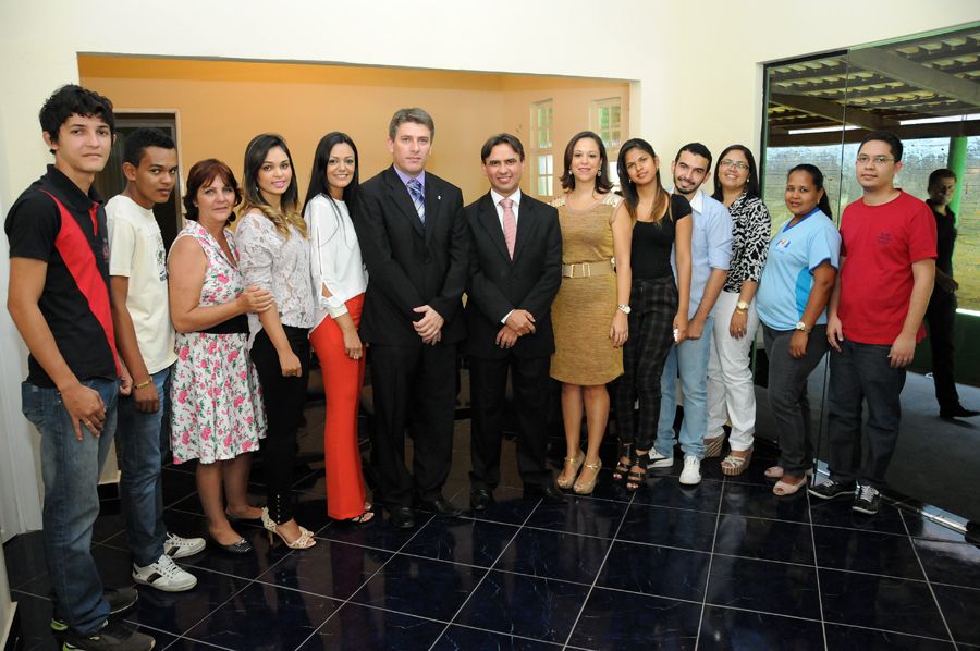 Defensor público geral, Marlon Amorim, presidente da ADPETO, Fábio Monteiro, defensora Elisa Maria Pinto de Souza e a Chefe de gabinete Fabíola Fialho e servidores da sede em Miracema