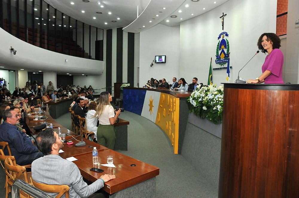 A presidente do Sindjor, Alessandra Bacelar, durante pronunciamento na sessão solene