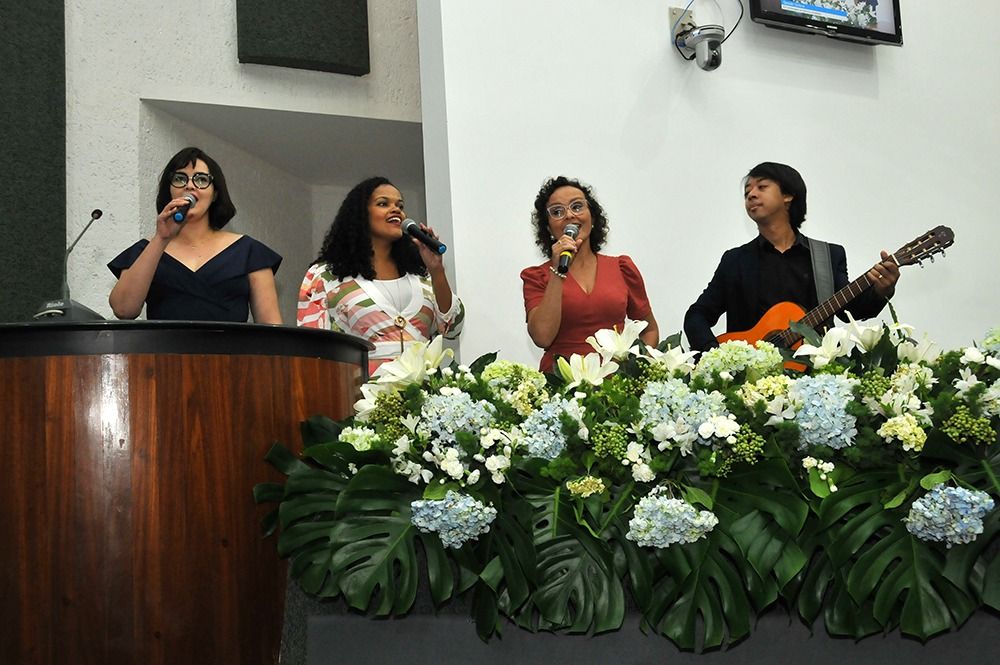 Cinthia Abreu e Marcelo Les, ambos da Comunicação DPE-TO, em apresentação musical com as jornalistas Shelsea Lima (E) e Jocyelma Santana