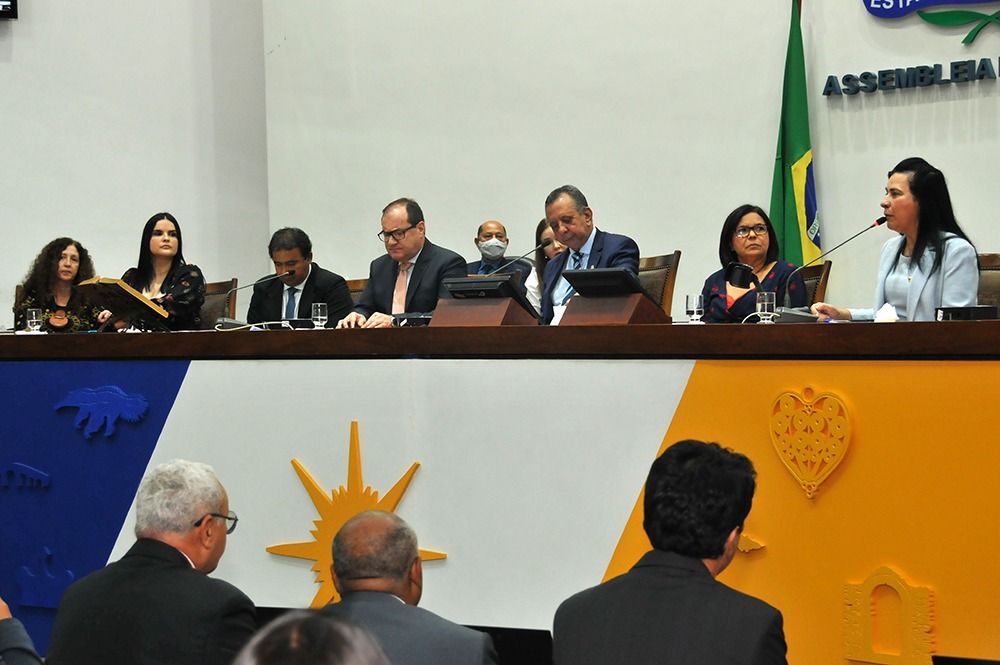 Mesa diretora da sessão solene foi composta por parlamentares e convidados