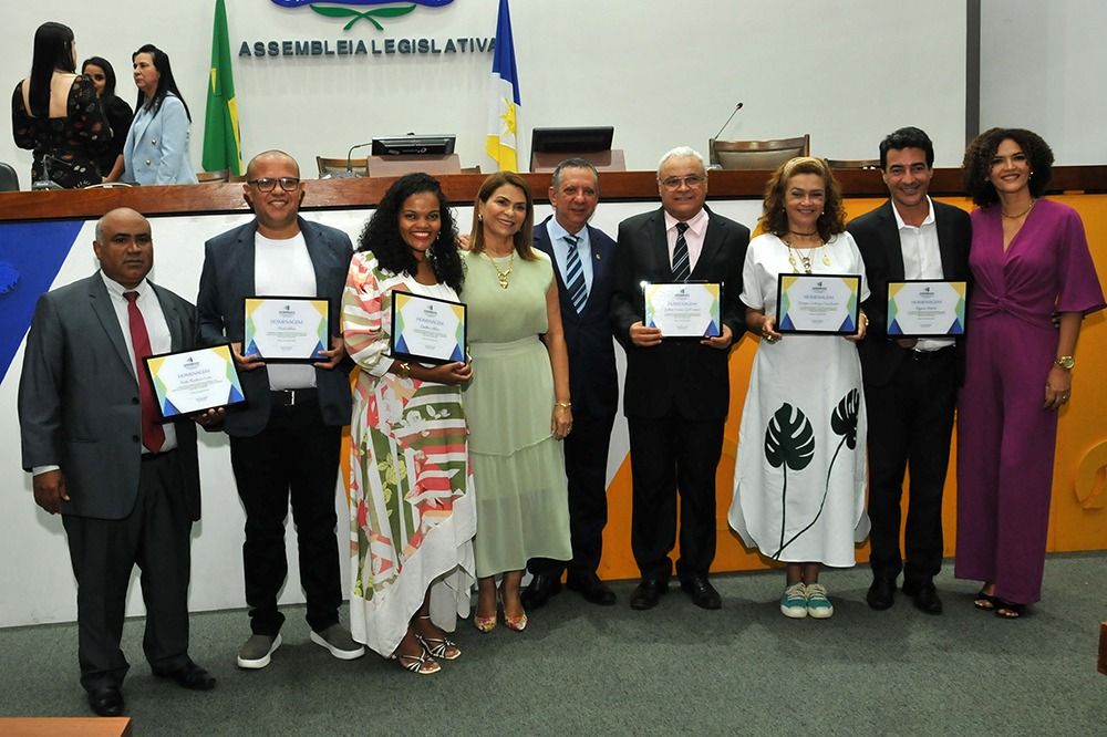 Homenageados pelo Dia do Jornalista 2022 com o presidente da Aleto e sua esposa