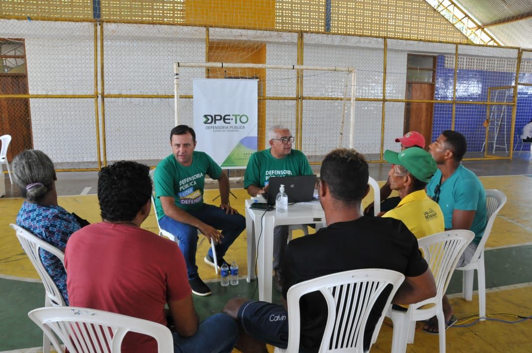 Defensores Públicos Arthur Pádua e Marcello Tomaz atendendo demanda coletiva