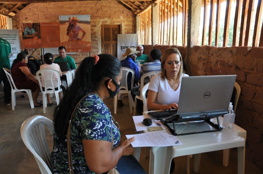 Assistida sendo atendida pela defensora pública Letícia Amorim