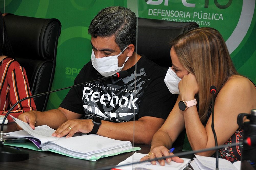 Defensora pública Letícia Amorim e o defensor público Freddy Alejandro reforçaram a importância do ambulatório trans