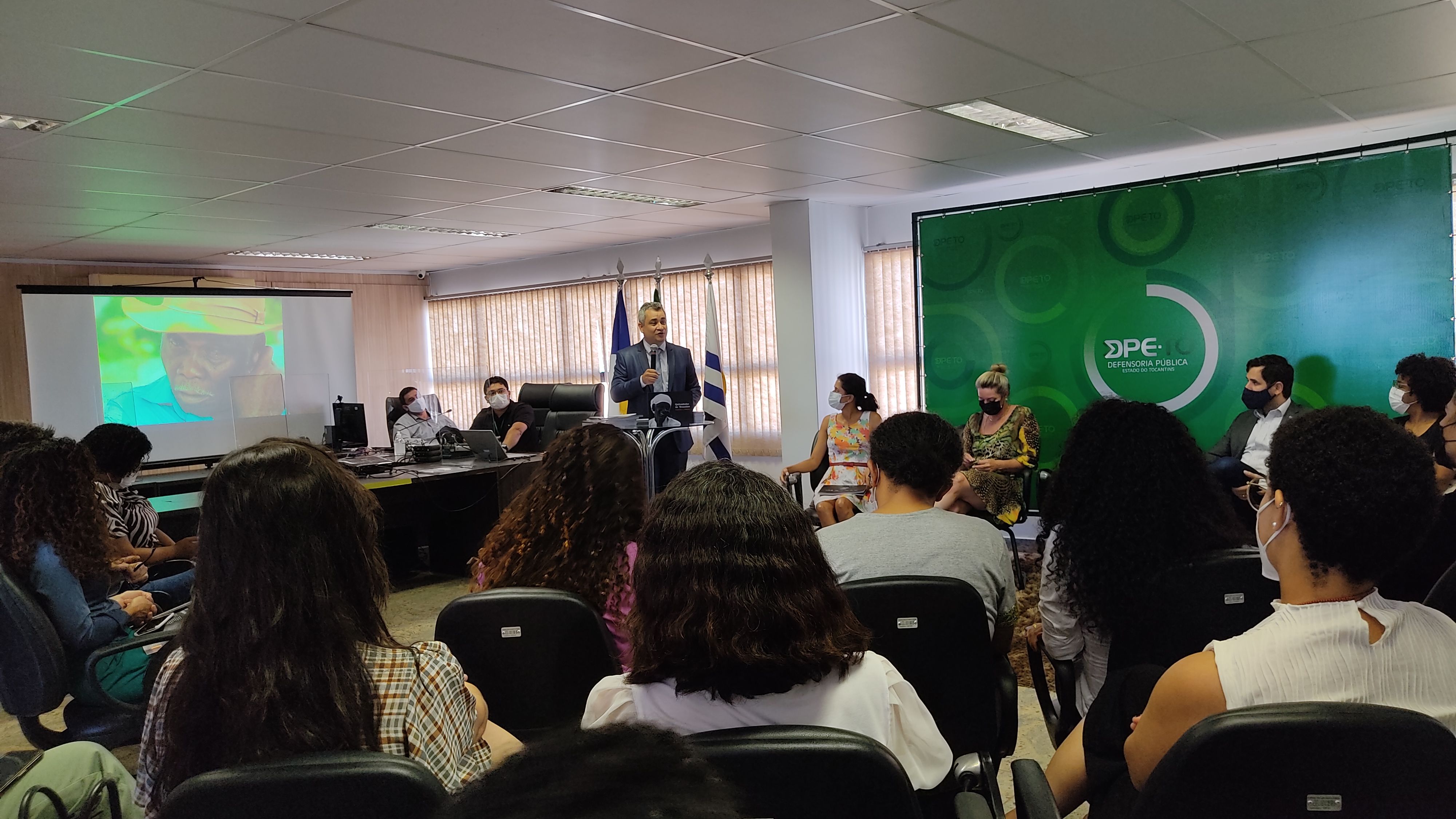 Solenidade de lançamento da obra aconteceu  na Sala do Conselho Superior da DPE em Palmas