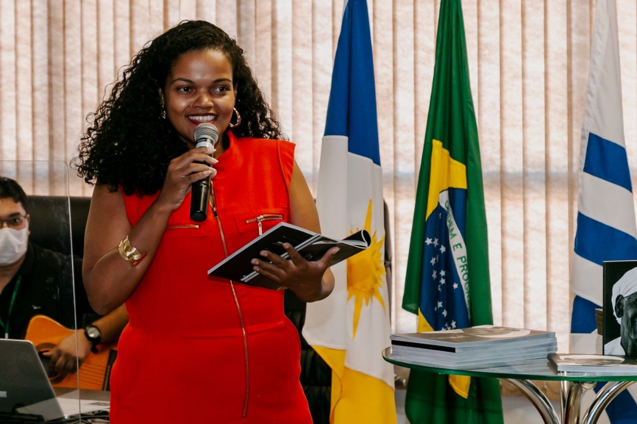 Jornalista da DPE Cinthia Abreu, recitou um dos poemas do livro durante a solenidade