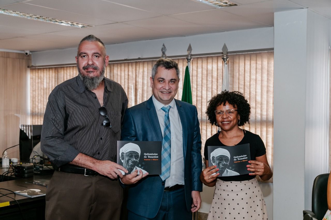 Paulo Sergio Gomes (E) e Ana Lúcia Pereira (D), professores da UFT, com o subdefensor público-geral, durante o lançamento da obra
